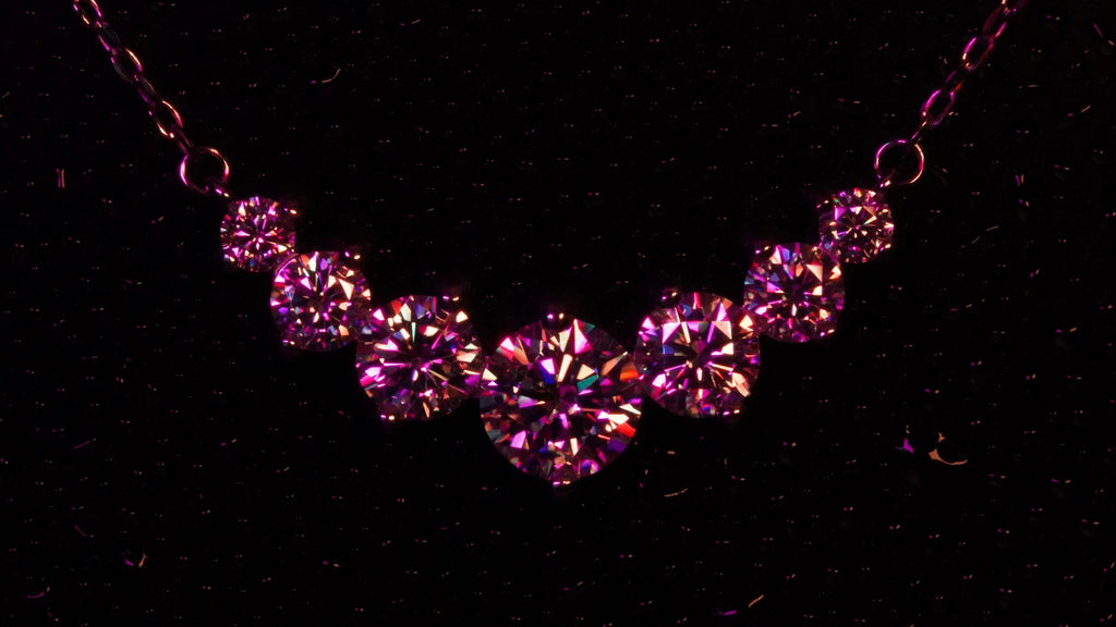 Funkelnde Moissanite Kette aus Sterling Silber in farbigem Licht
