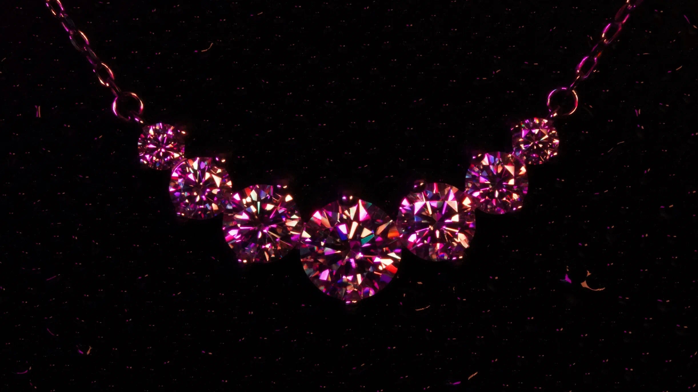 Funkelnde Moissanite Kette aus Sterling Silber in farbigem Licht