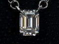 Echte Makroaufnahme einer Moissanite Kette mit 2ct Smaragdschliff Anhänger im Emerald Cut – klare Facettenlinien und spiegelnde Lichtreflexion statt Funkelstreuung, gefasst in 925 Sterling Silber mit 18K Weißgold Veredelung