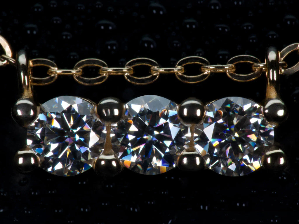 Moissanite Kette 3 Steine 3mm frontal im echten Licht – echte Fotos zeigen extremes Funkeln stärker als bei Diamant, 925 Silber mit Roségold, klar sichtbar im Alltag