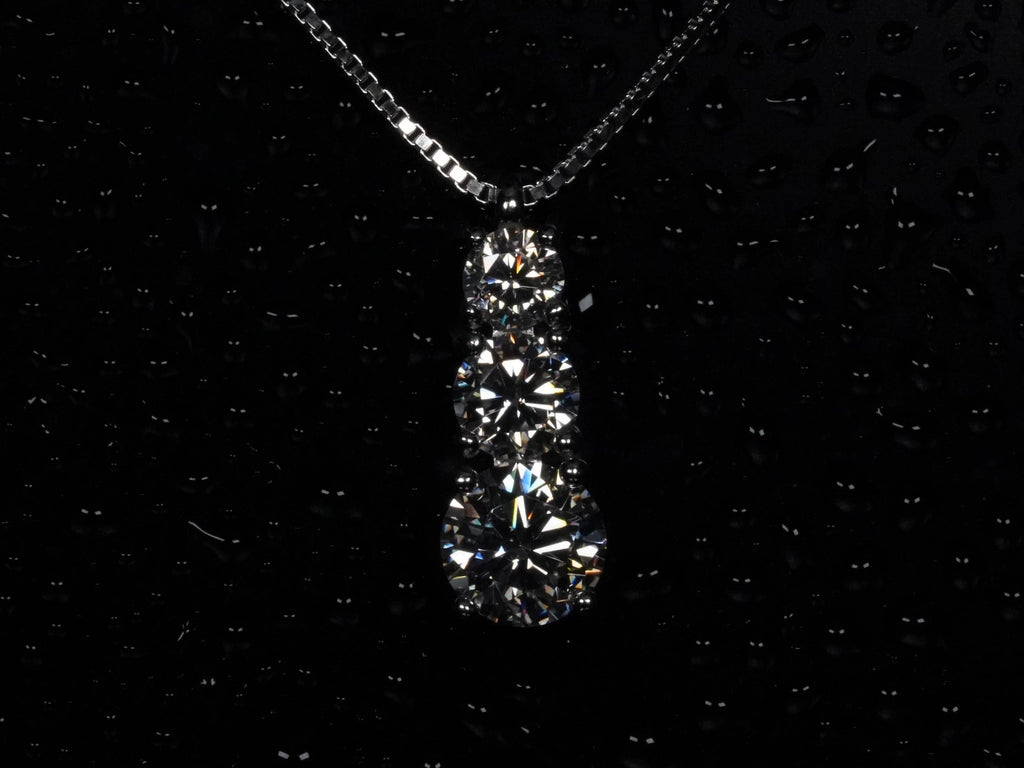 Frontal aufnahme vom Moissanite Anhänger mit den drei Moissanit Steinen