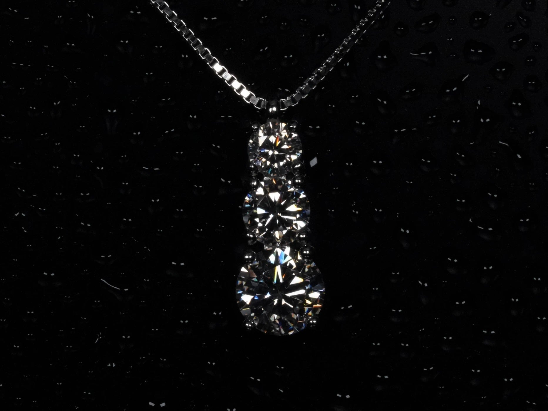 Frontal aufnahme vom Moissanite Anhänger mit den drei Moissanit Steinen