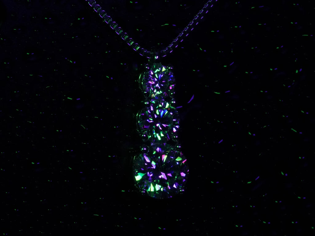 Moissanite Kette mit funkelndem Moissanite Anhänger in Lila und Grünem Licht