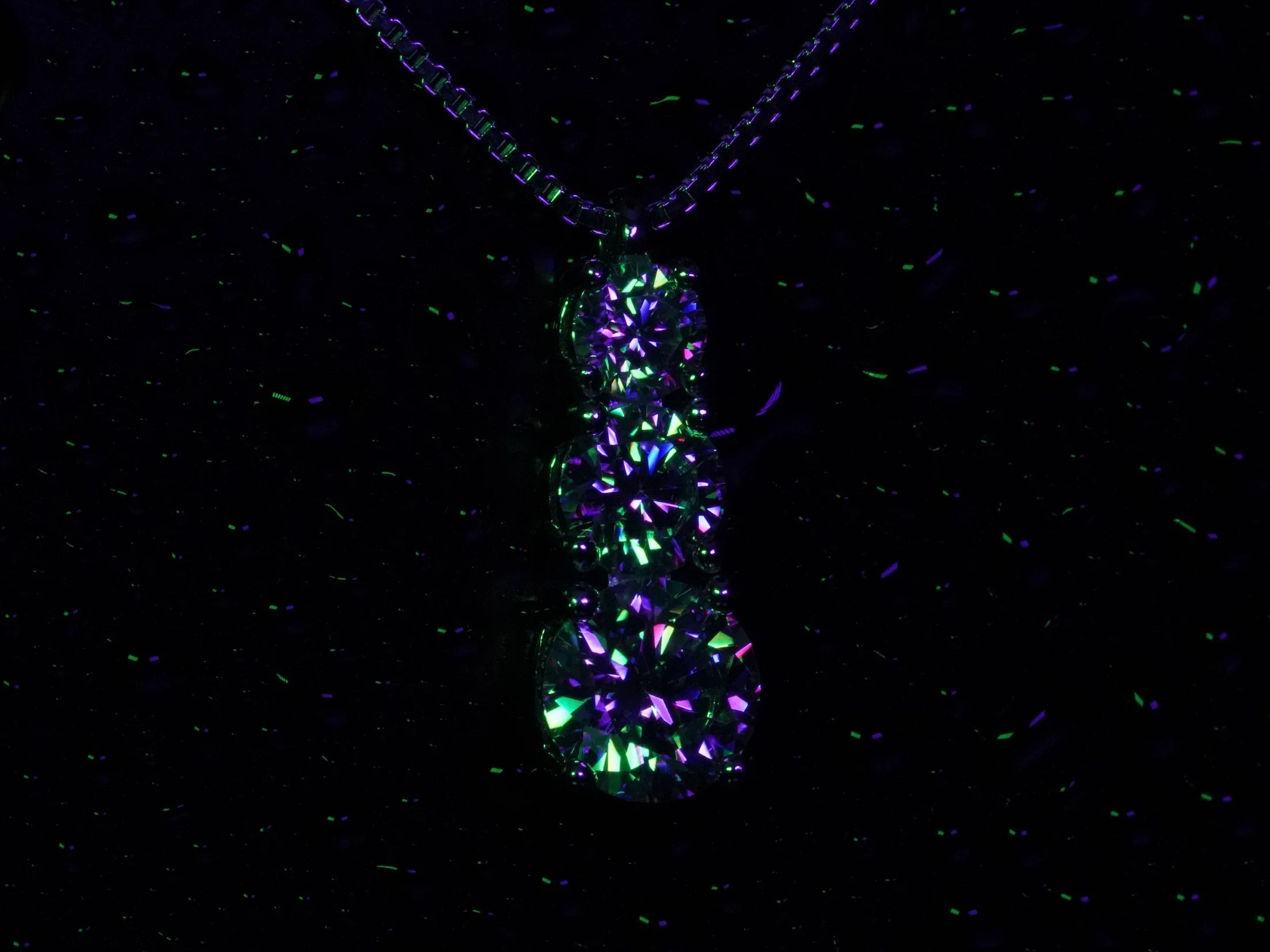 Moissanite Kette mit funkelndem Moissanite Anhänger in Lila und Grünem Licht