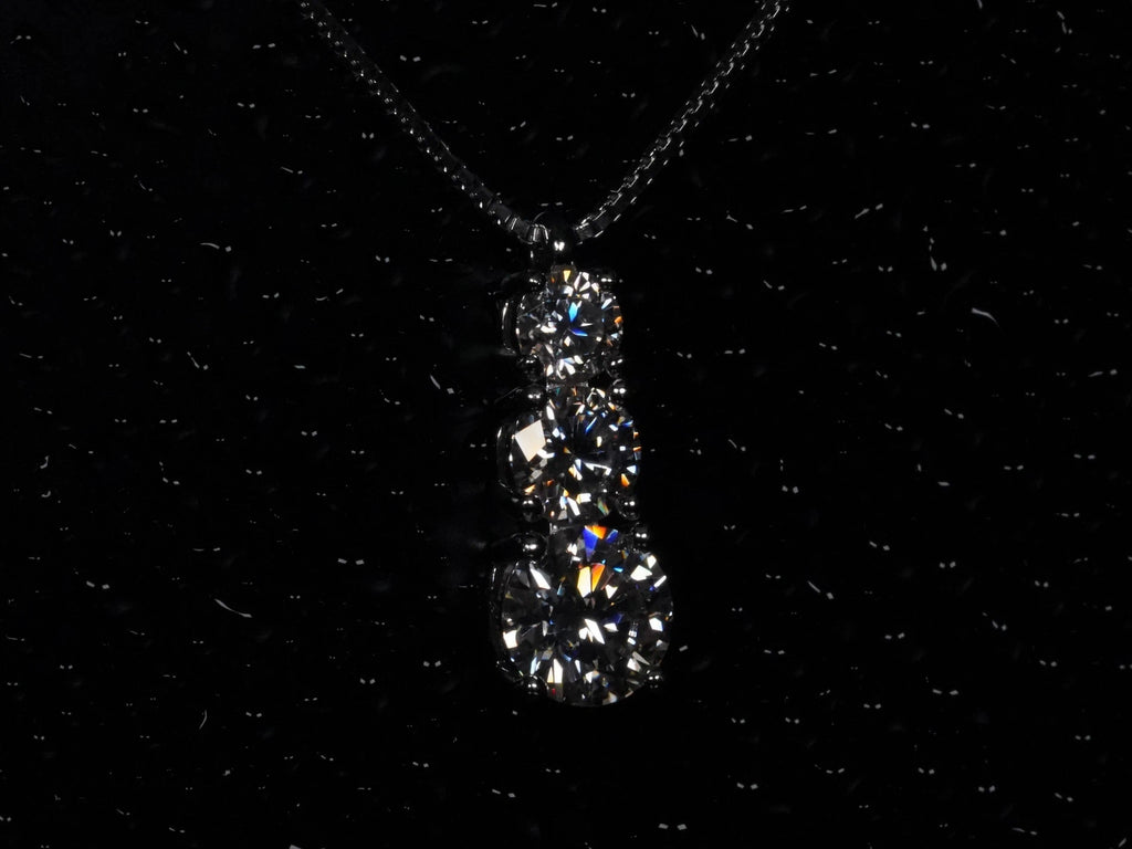 Bunt strahlende Moissanite Anhänger mit 3 Moissanite von der Seite fotogradiert