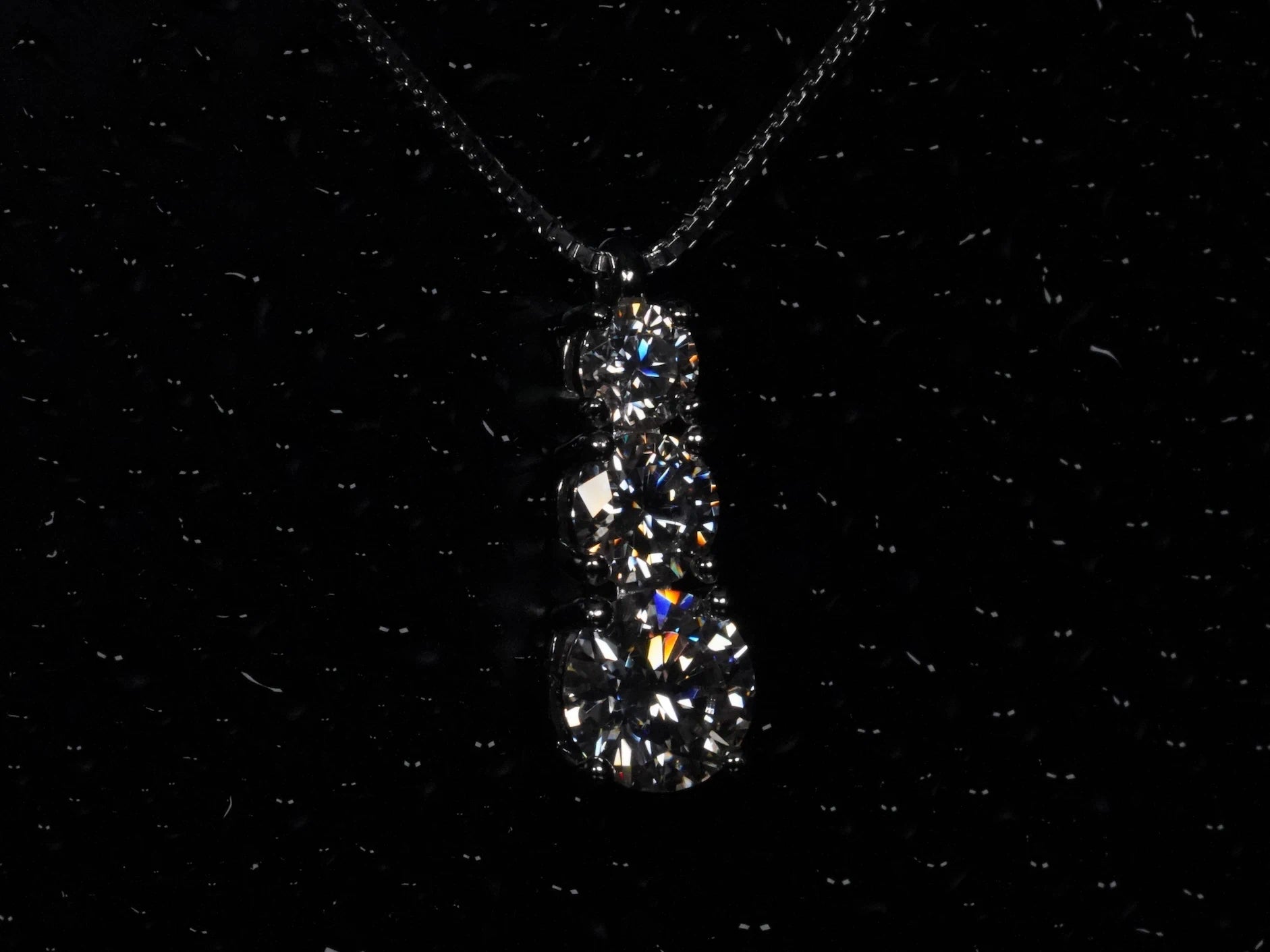 Bunt strahlende Moissanite Anhänger mit 3 Moissanite von der Seite fotogradiert