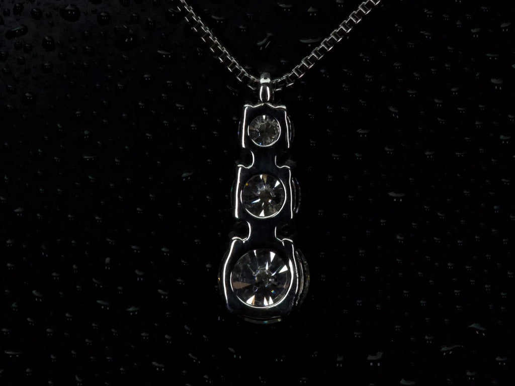 Rückseite einer Moissanite Kette mit 3 Steinen im Verlauf – offene Fassung verstärkt Lichtreflexion und sorgt für intensives Funkeln der Brillant Steine