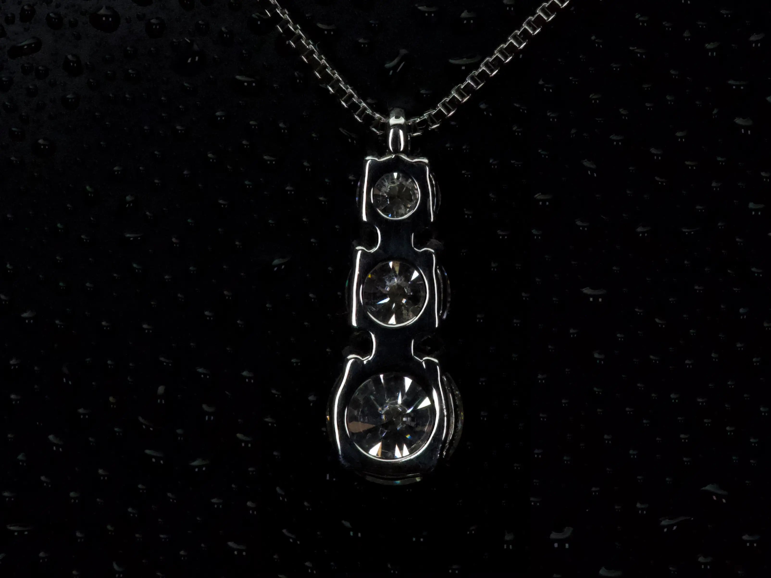 Rückseite einer Moissanite Kette mit 3 Steinen im Verlauf – offene Fassung verstärkt Lichtreflexion und sorgt für intensives Funkeln der Brillant Steine