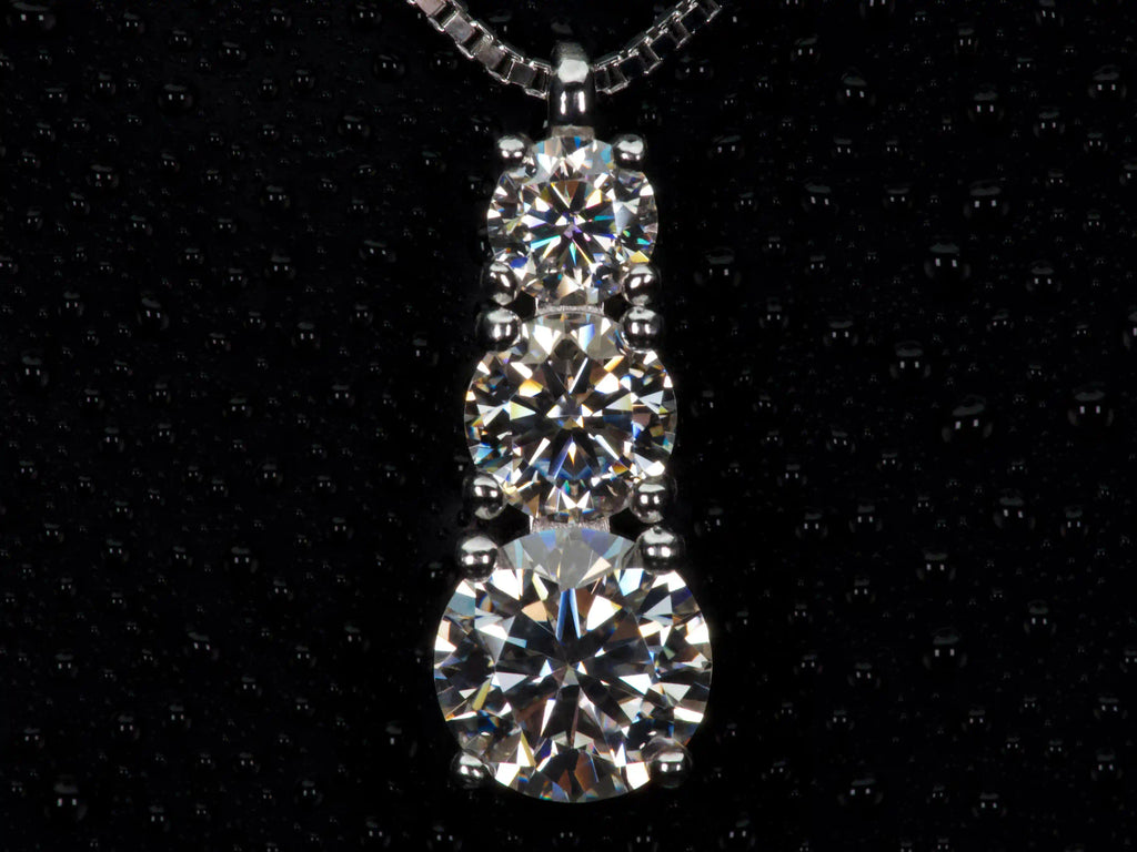 Echte Makroaufnahme einer Moissanite Kette mit 3 Steinen im Verlauf – 1,8 ct Gesamt, intensives Funkeln wie Diamanten, 925 Sterling Silber mit Weißgold Veredelung