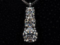 Echte Makroaufnahme einer Moissanite Kette mit 3 Steinen im Verlauf – 1,8 ct Gesamt, intensives Funkeln wie Diamanten, 925 Sterling Silber mit Weißgold Veredelung
