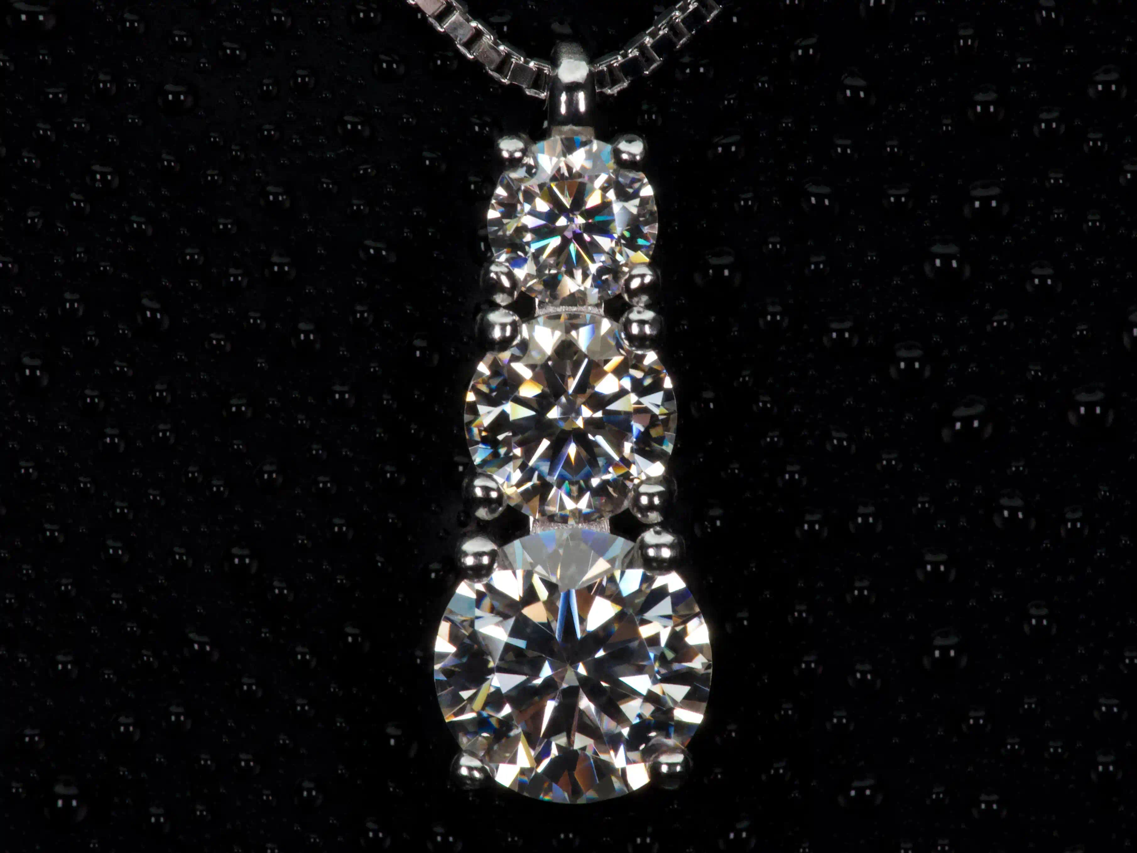 Echte Makroaufnahme einer Moissanite Kette mit 3 Steinen im Verlauf – 1,8 ct Gesamt, intensives Funkeln wie Diamanten, 925 Sterling Silber mit Weißgold Veredelung