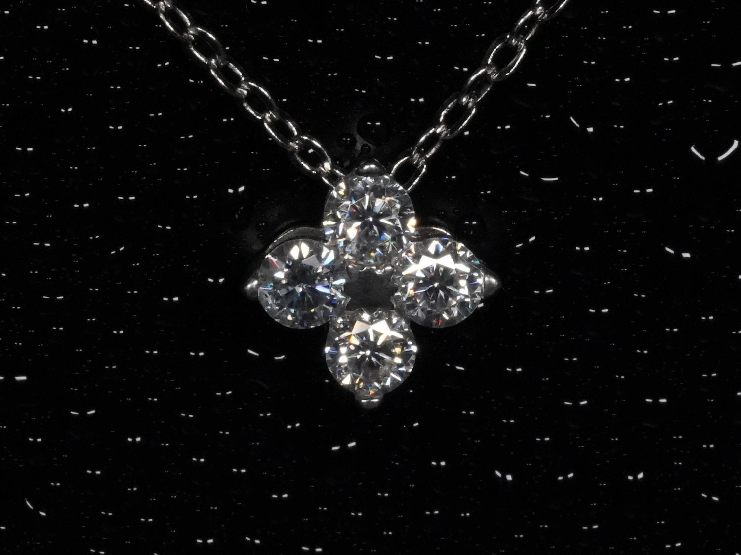 Moissanite-Kette mit 4-blättrigem Kleeblatt – frontal fotografiert, vier gleich große Moissanite bilden ein funkelndes Glückssymbol aus 925 Silber

