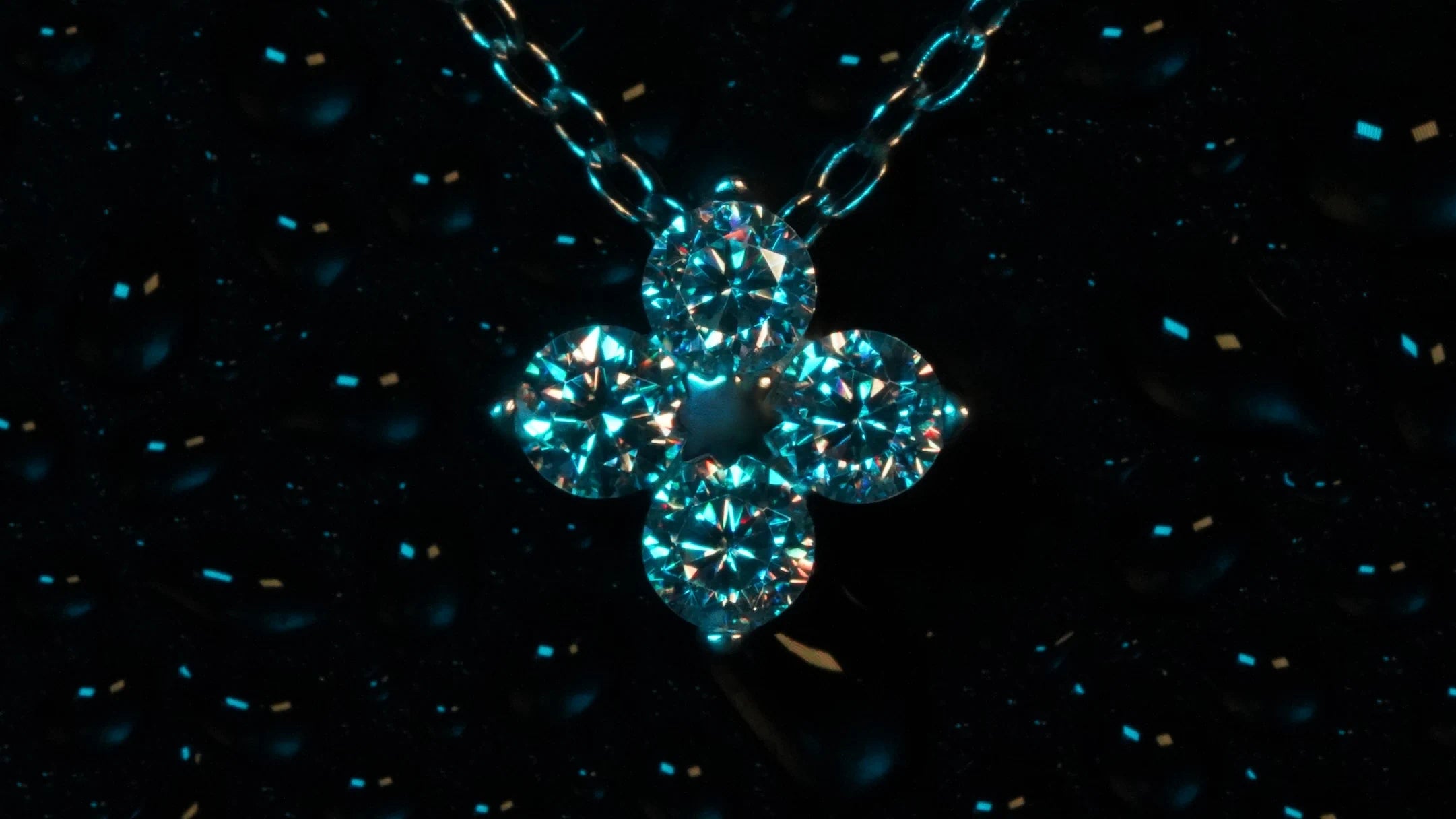 Moissanite Anhänger mit 4 Moissaniten die 3mm groß sind.