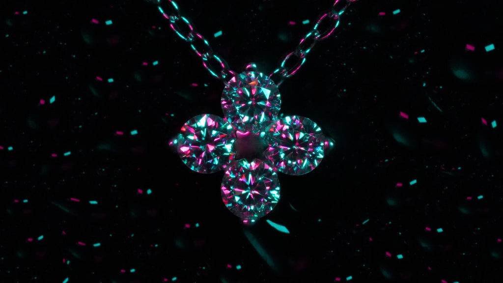 Moissanite Schmuck Funkelt in Farbigem Licht wie verrückt.