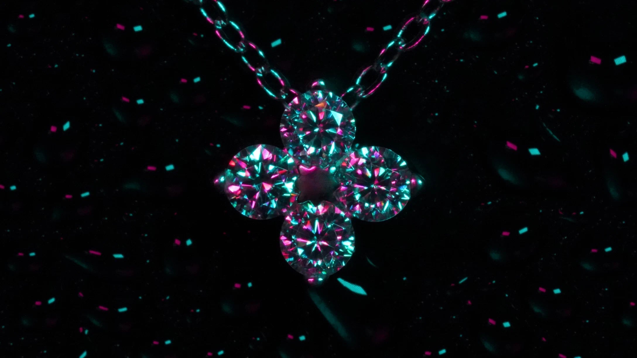 Moissanite Schmuck Funkelt in Farbigem Licht wie verrückt.