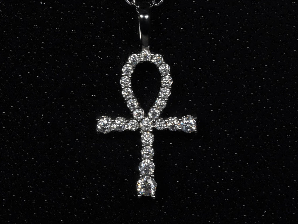 Moissanite-Kette mit Ankh-Anhänger – frontal fotografiert, ägyptisches Kreuz mit Schlaufe in 925 Sterling Silber, besetzt mit brillant geschliffenen Moissanite-Steinen