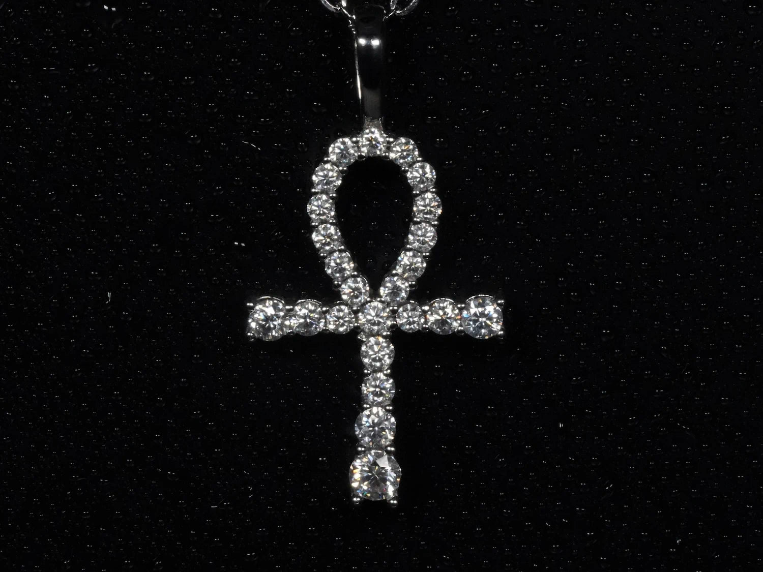Moissanite-Kette mit Ankh-Anhänger – frontal fotografiert, ägyptisches Kreuz mit Schlaufe in 925 Sterling Silber, besetzt mit brillant geschliffenen Moissanite-Steinen