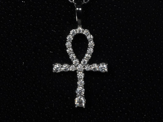 Moissanite-Kette mit Ankh-Anhänger – frontal fotografiert, ägyptisches Kreuz mit Schlaufe in 925 Sterling Silber, besetzt mit brillant geschliffenen Moissanite-Steinen