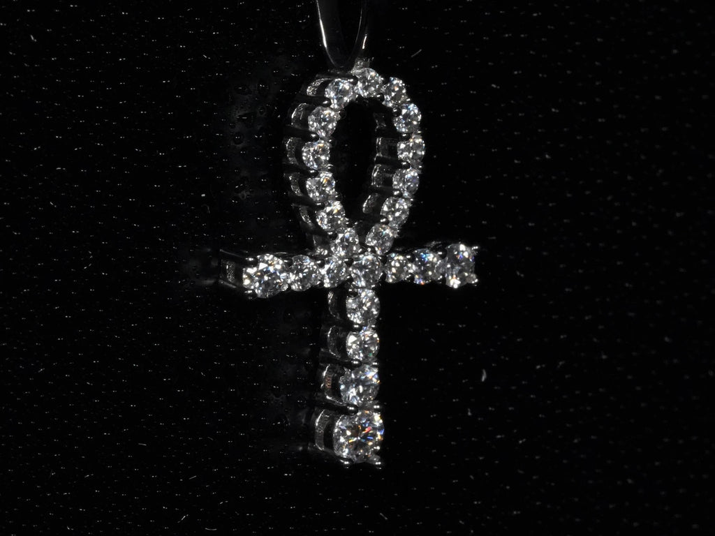 Seitliche Ansicht des Ankh-Anhängers – gewölbtes Profil, funkelnde Moissanite und hochwertige Silberfassung mit starker Präsenz