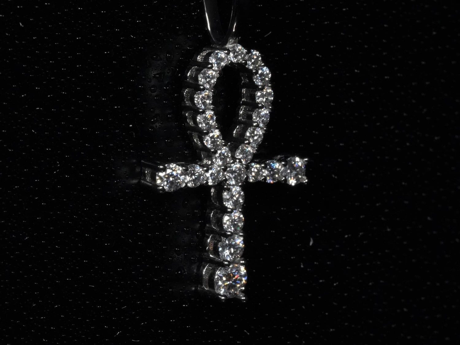 Seitliche Ansicht des Ankh-Anhängers – gewölbtes Profil, funkelnde Moissanite und hochwertige Silberfassung mit starker Präsenz