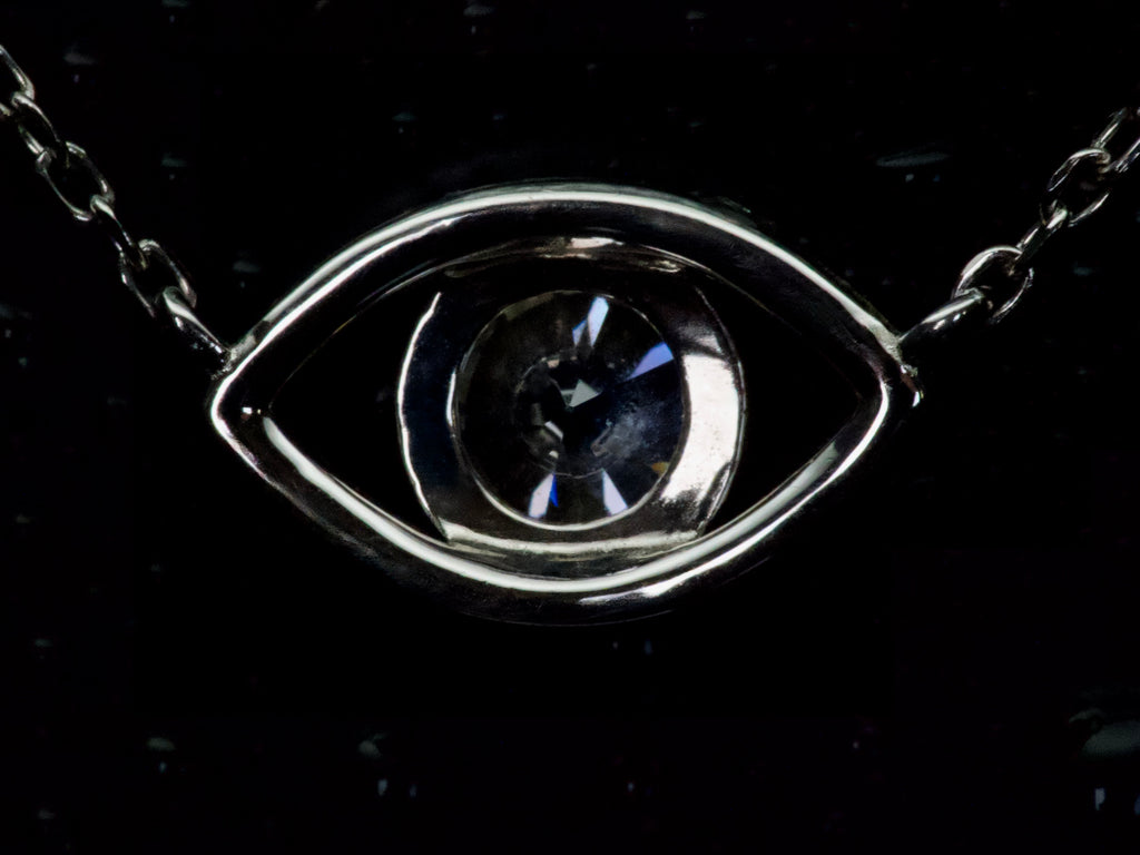 Echte Fotos der Rückseite einer Moissanite Kette mit Auge Anhänger – offene Fassung des Steins für maximale Lichtdurchlässigkeit, hochwertige Verarbeitung in 925 Sterling Silber mit Weißgold Veredelung klar sichtbar