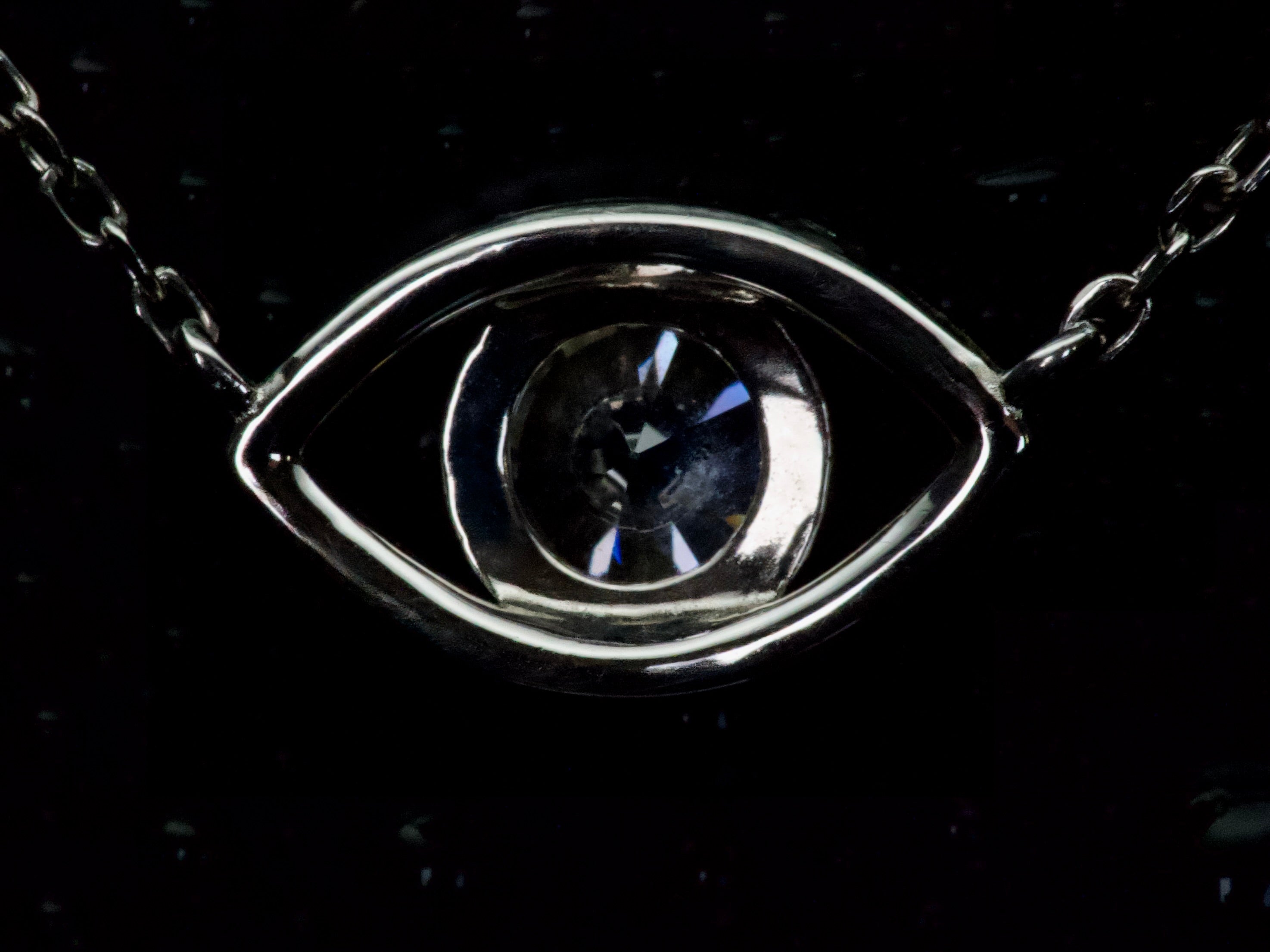 Echte Fotos der Rückseite einer Moissanite Kette mit Auge Anhänger – offene Fassung des Steins für maximale Lichtdurchlässigkeit, hochwertige Verarbeitung in 925 Sterling Silber mit Weißgold Veredelung klar sichtbar