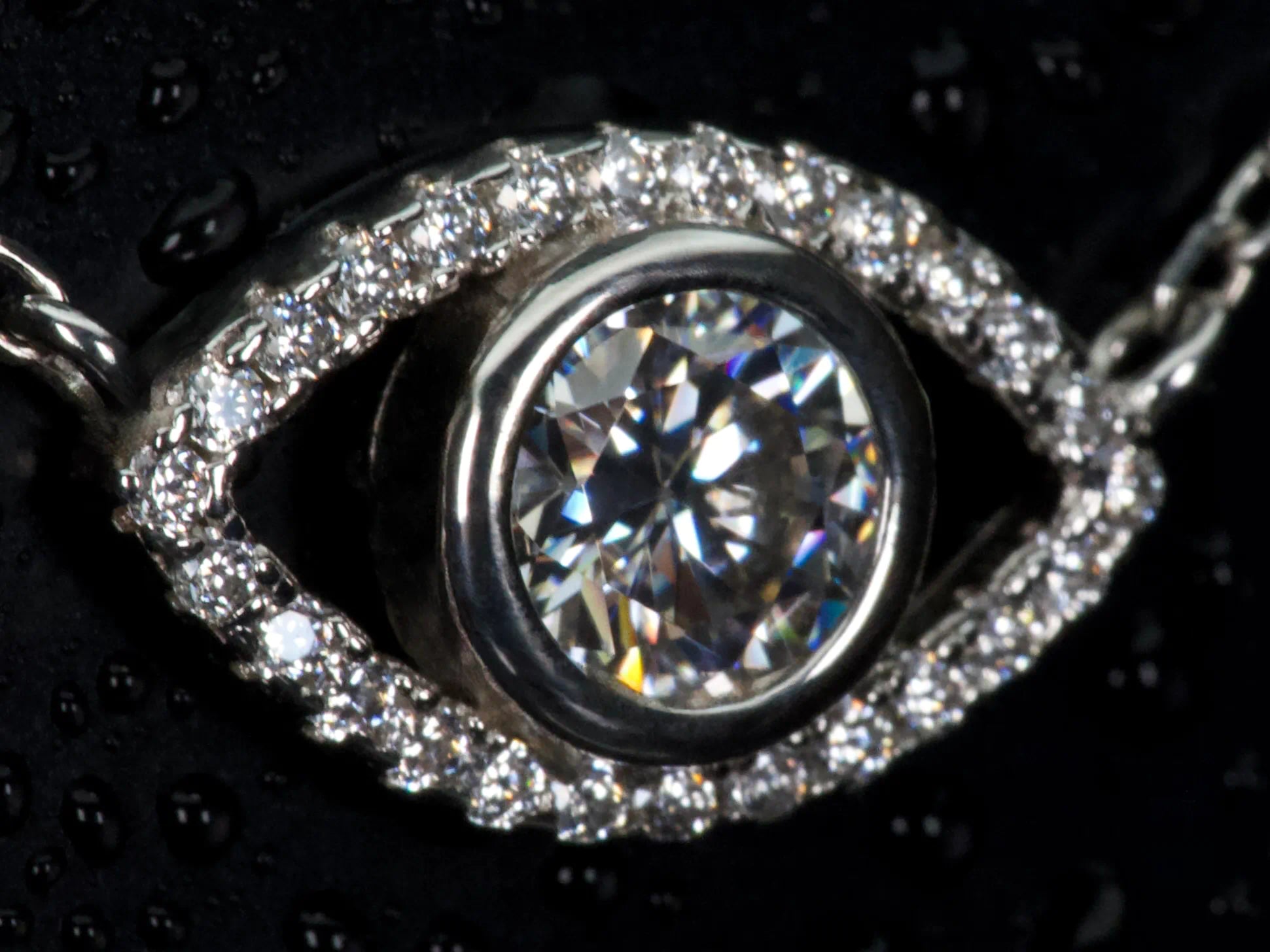 Echte Fotos einer Moissanite Kette mit Auge Anhänger in Seitenansicht – sichtbare Tiefe des zentralen Steins, starkes Funkeln und Lichtbrechung im echten Licht, filigrane Fassung in 925 Sterling Silber mit Weißgold Veredelung