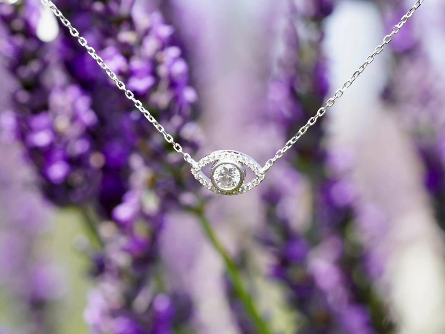 Moissanite Kette im Augen Design mit 0,5ct Moissanite und Nebensteinen