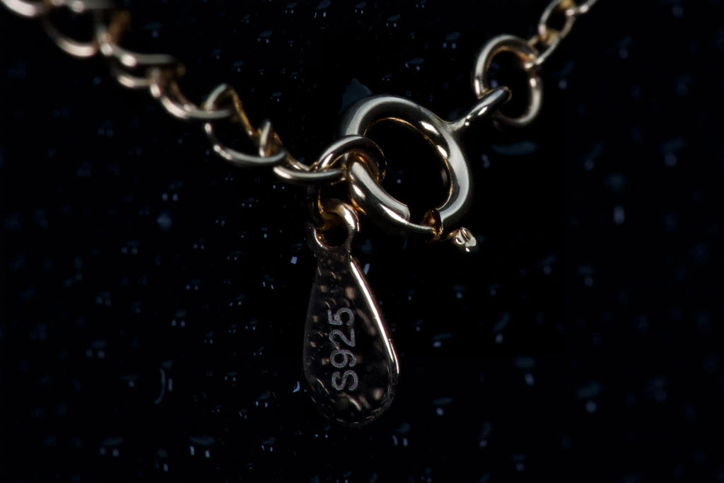 Moissanite Kette Federring mit 925 Stempel im echten Licht – echte Fotos zeigen Verschluss und Silber Kennzeichnung, Roségold Veredelung, Detailaufnahme im Alltag sichtbar
