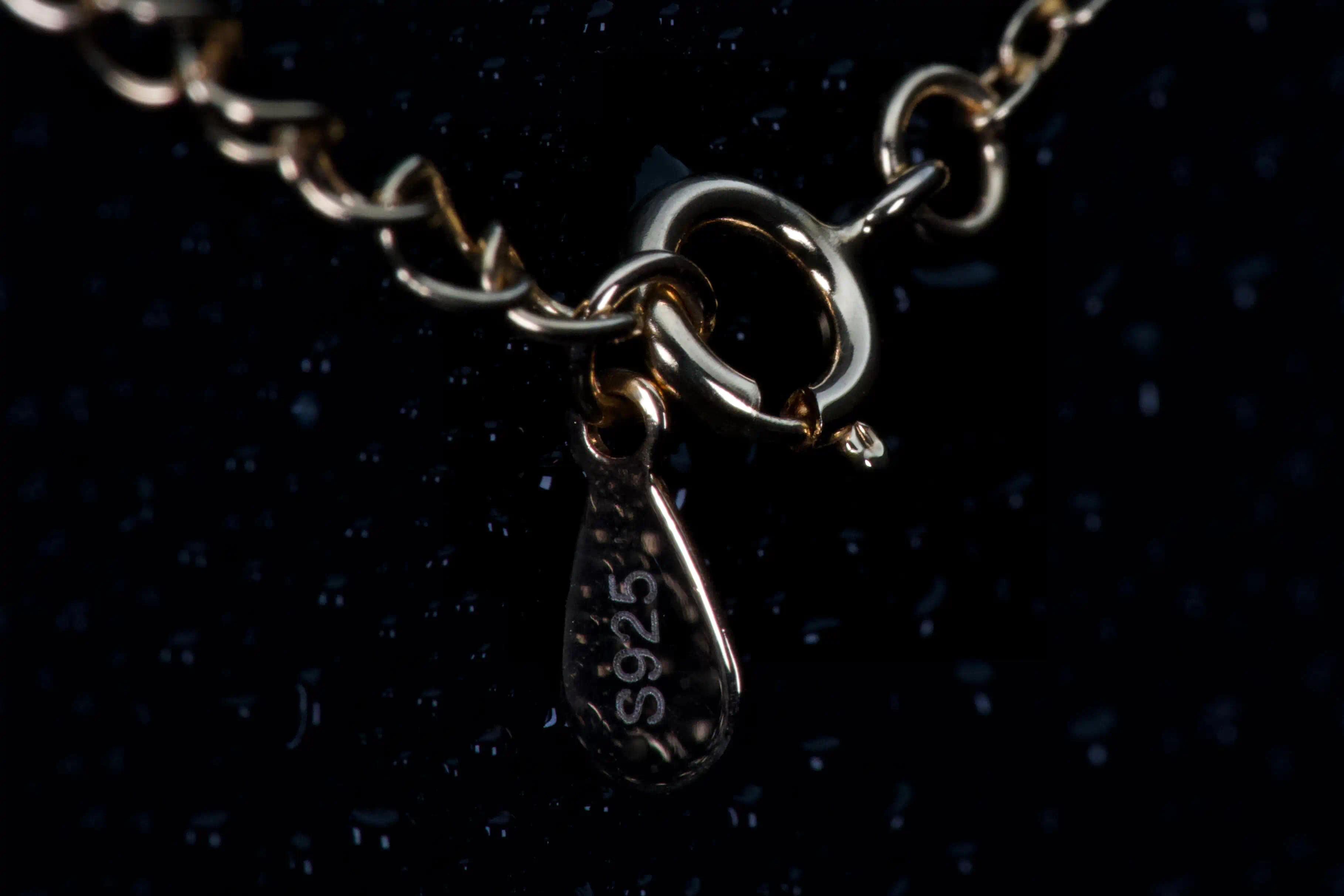 Moissanite Kette Federring mit 925 Stempel im echten Licht – echte Fotos zeigen Verschluss und Silber Kennzeichnung, Roségold Veredelung, Detailaufnahme im Alltag sichtbar