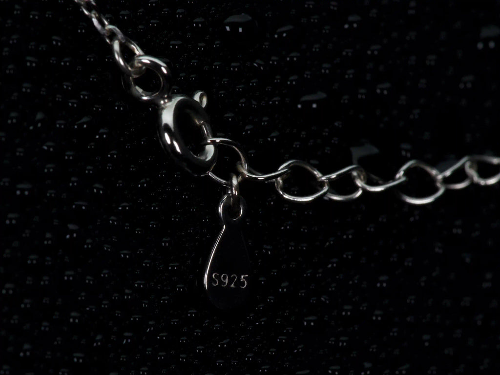 Makroaufnahme vom Federringverschluss mit 925 Stempel und längenverstellbarer 40–45cm Kette aus 925 Silber & 18K Weißgold. Hochwertige Verarbeitung für sicheren Halt, flexible Tragelänge und langlebigen Komfort im Alltag.