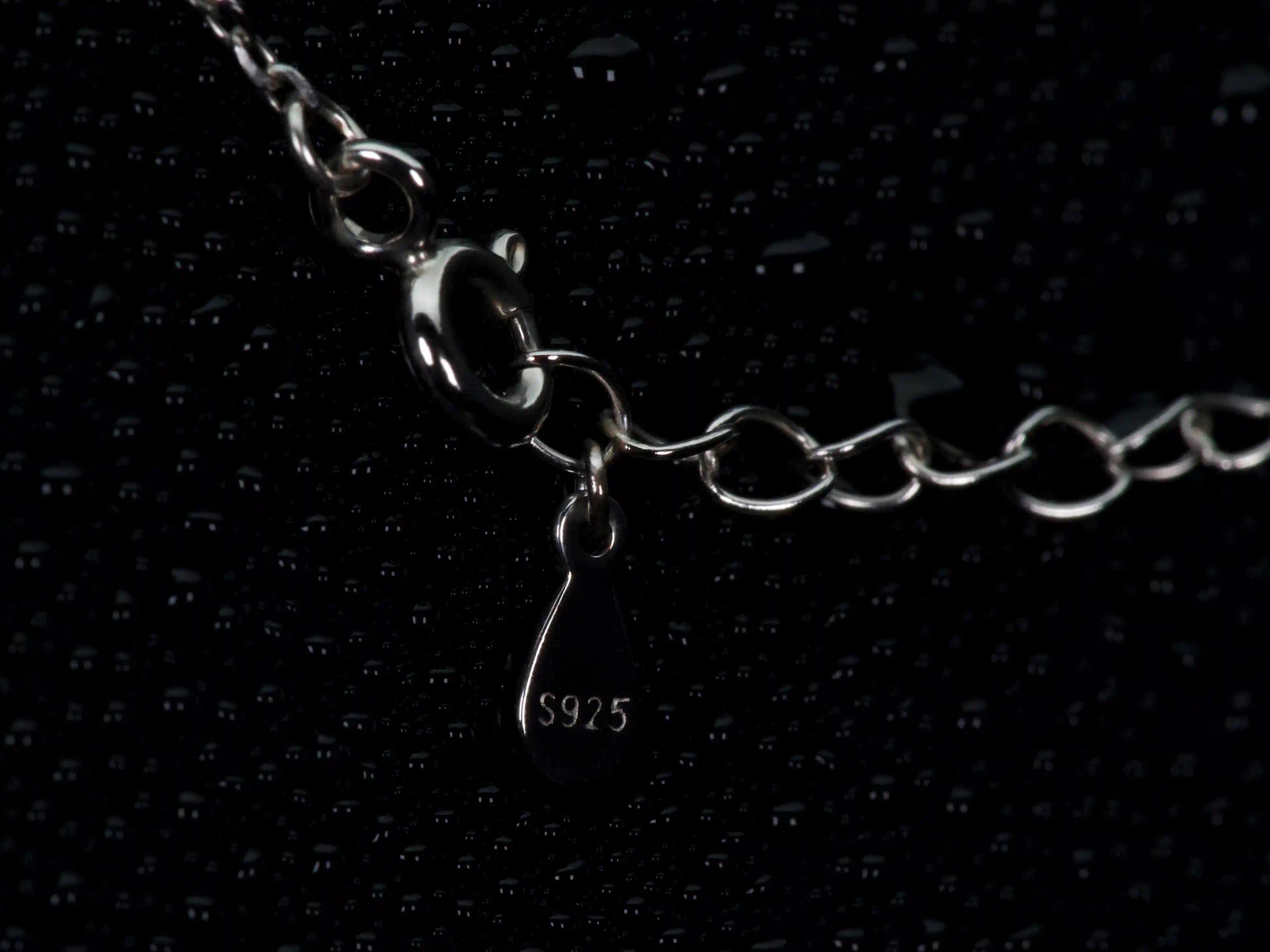 Makroaufnahme vom Federringverschluss mit 925 Stempel und längenverstellbarer 40–45cm Kette aus 925 Silber & 18K Weißgold. Hochwertige Verarbeitung für sicheren Halt, flexible Tragelänge und langlebigen Komfort im Alltag.