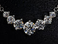 Echte Macro Fotos einer Moissanite Kette mit Größenverlauf aus 6 Steinen – zentraler großer Stein mit abgestuften kleineren Steinen, intensives Funkeln und Feuer im echten Licht, 925 Sterling Silber mit Weißgold Veredelung, auffälliger als Diamant
