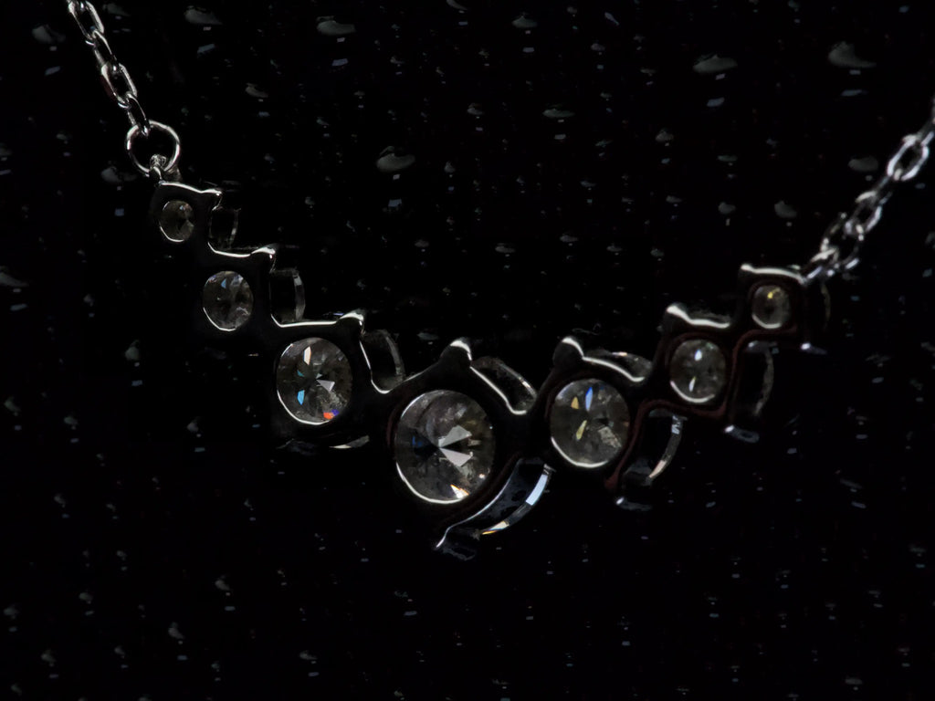 Echte Fotos der Rückseite einer Moissanite Kette mit Größenverlauf und 6 Steinen – offene Fassungen für maximale Lichtdurchlässigkeit, abgestufte Steinstruktur und hochwertige Verarbeitung in 925 Sterling Silber mit Weißgold Veredelung sichtbar