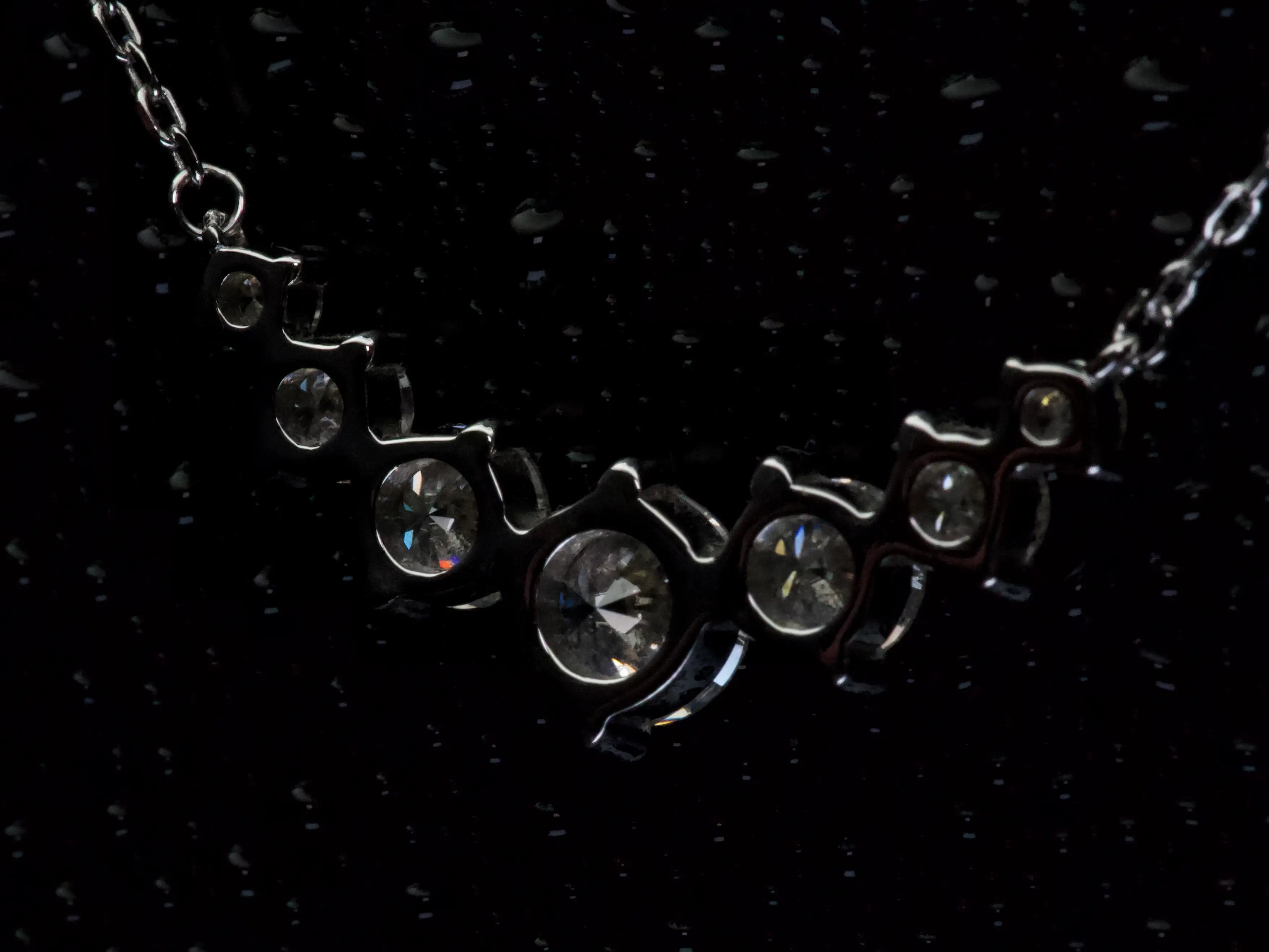 Echte Fotos der Rückseite einer Moissanite Kette mit Größenverlauf und 6 Steinen – offene Fassungen für maximale Lichtdurchlässigkeit, abgestufte Steinstruktur und hochwertige Verarbeitung in 925 Sterling Silber mit Weißgold Veredelung sichtbar