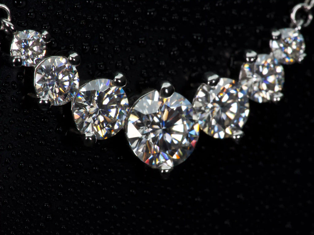 Echte Fotos einer Moissanite Kette mit Größenverlauf in Seitenansicht – abgestufte Steine mit sichtbarer Tiefe, intensives Funkeln und Lichtbrechung im echten Licht, hochwertige Verarbeitung in 925 Sterling Silber mit Weißgold Veredelung