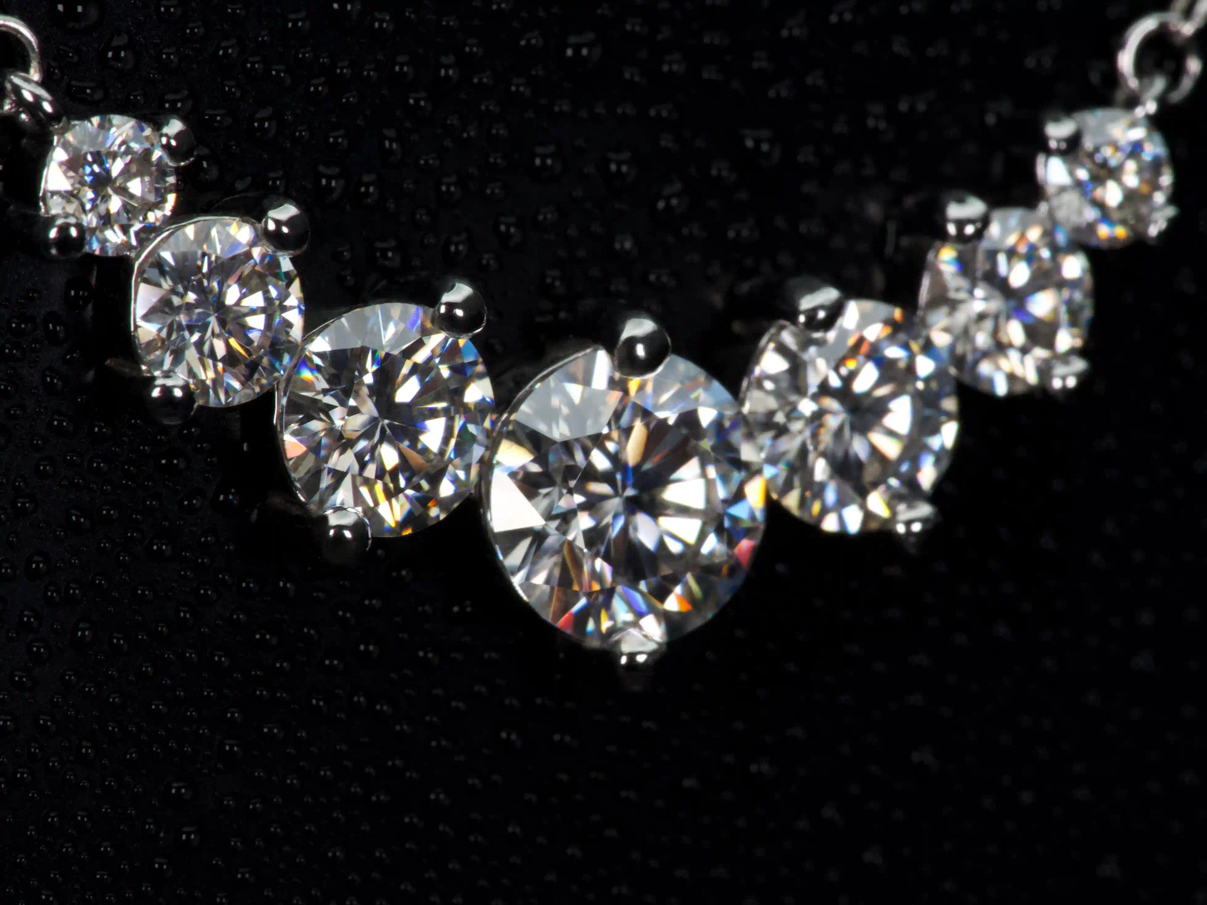 Echte Fotos einer Moissanite Kette mit Größenverlauf in Seitenansicht – abgestufte Steine mit sichtbarer Tiefe, intensives Funkeln und Lichtbrechung im echten Licht, hochwertige Verarbeitung in 925 Sterling Silber mit Weißgold Veredelung