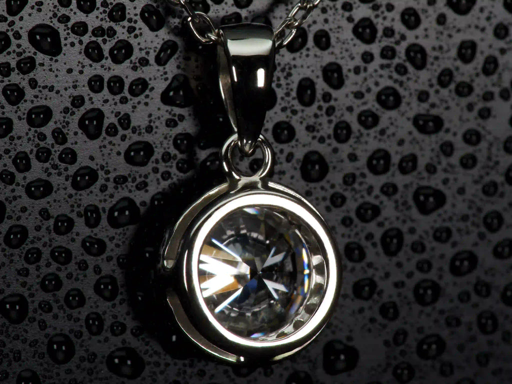 Rückseite der 1ct Halo Moissanite Kette mit sauber verarbeiteter Fassung aus 925 Silber & 18K Weißgold. Hochwertiger Anhänger mit stabilem Aufbau für sicheren Halt und angenehmes Tragen im Alltag.