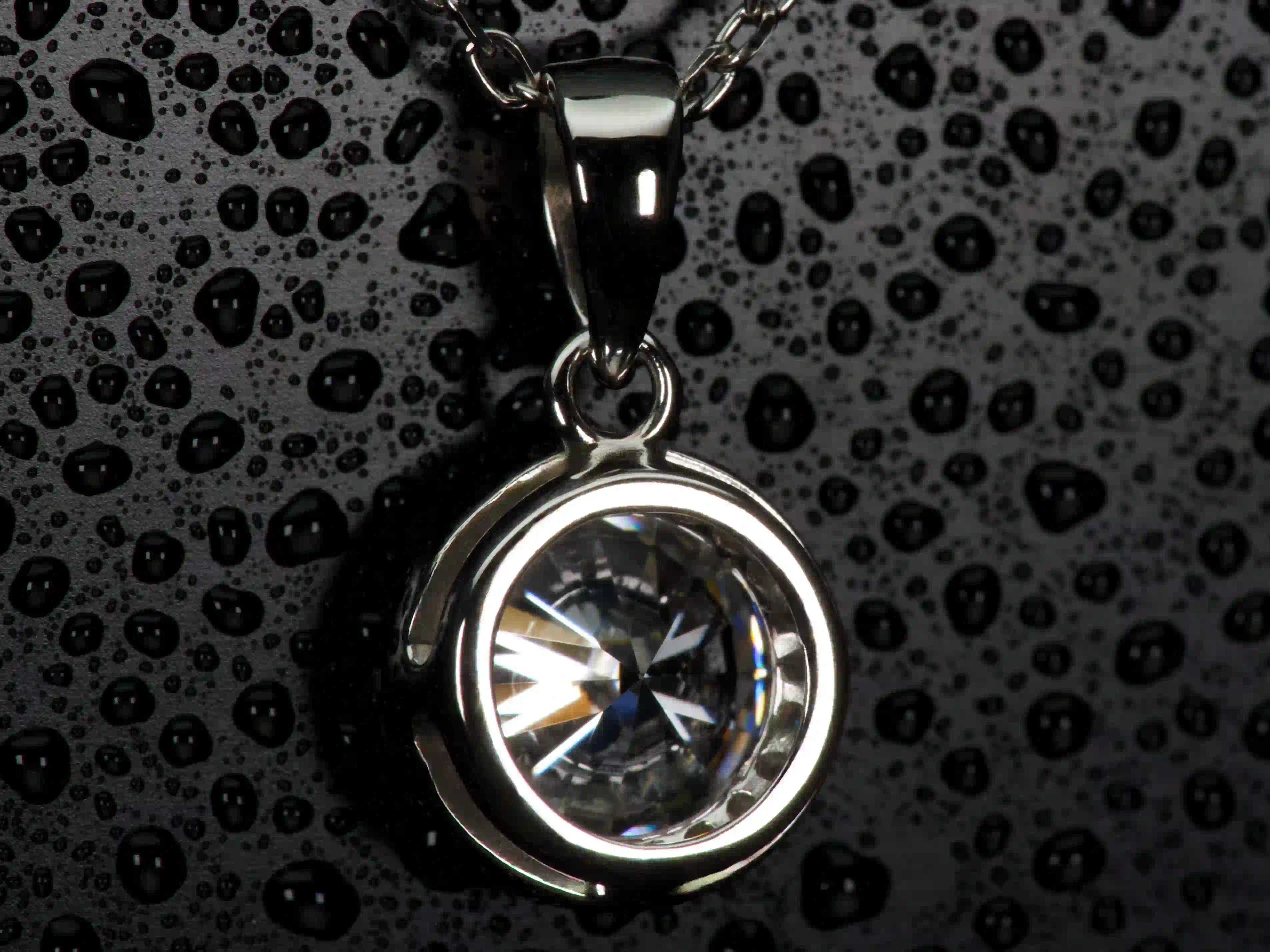 Rückseite der 1ct Halo Moissanite Kette mit sauber verarbeiteter Fassung aus 925 Silber & 18K Weißgold. Hochwertiger Anhänger mit stabilem Aufbau für sicheren Halt und angenehmes Tragen im Alltag.