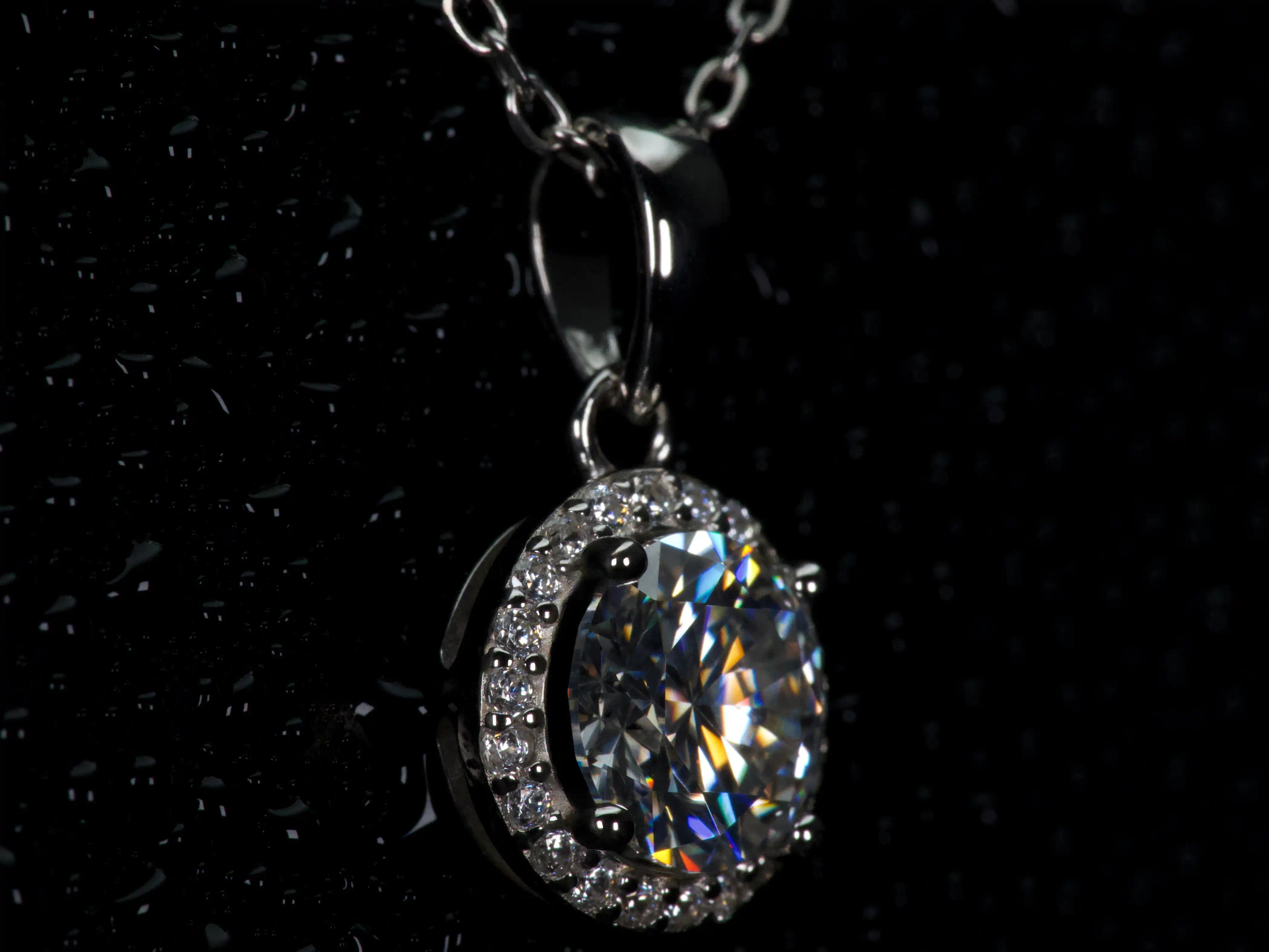 Seitliche Makroaufnahme der 1ct Halo Moissanite Kette aus 925 Silber & 18K Weißgold. Sichtbare Tiefe der Fassung mit echten Lichtreflexen und starkem Funkeln im echten Licht. Luxuriöser Halo Anhänger mit diamantähnlicher Härte für langlebigen Glanz.