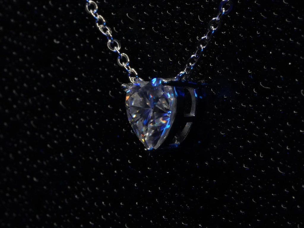 Moissanite herz Kette im Blau Licht mit blau leuchtendem Moissanite Steinen gefasst in Sterling Silber mit Weißgold