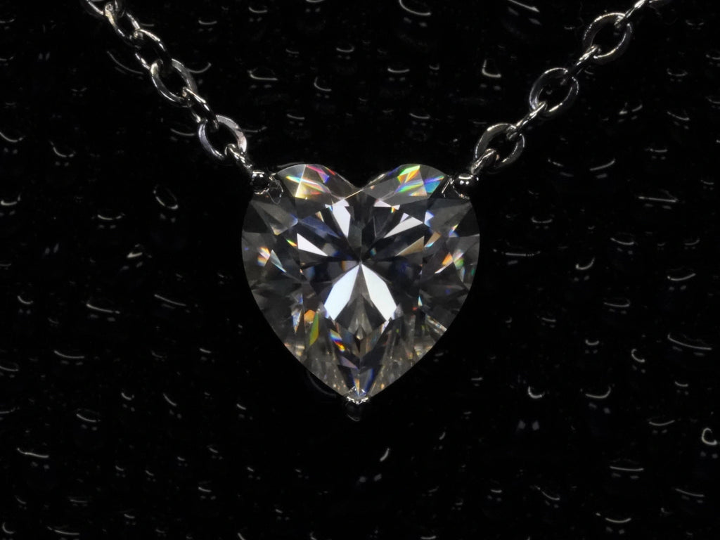 Frontalansicht der Moissanit Herz-Kette – herzförmig geschliffen, gefasst in 925 Silber und 18k Weißgold
