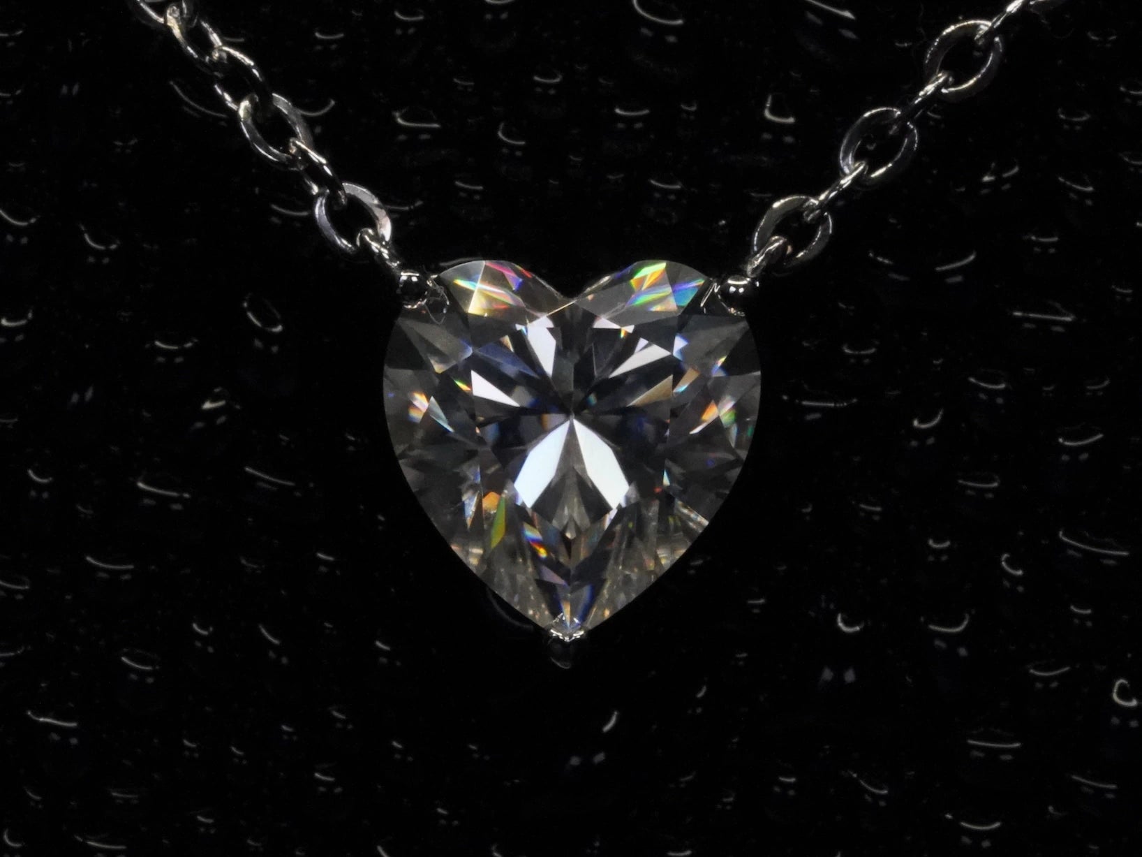 Frontalansicht der Moissanit Herz-Kette – herzförmig geschliffen, gefasst in 925 Silber und 18k Weißgold