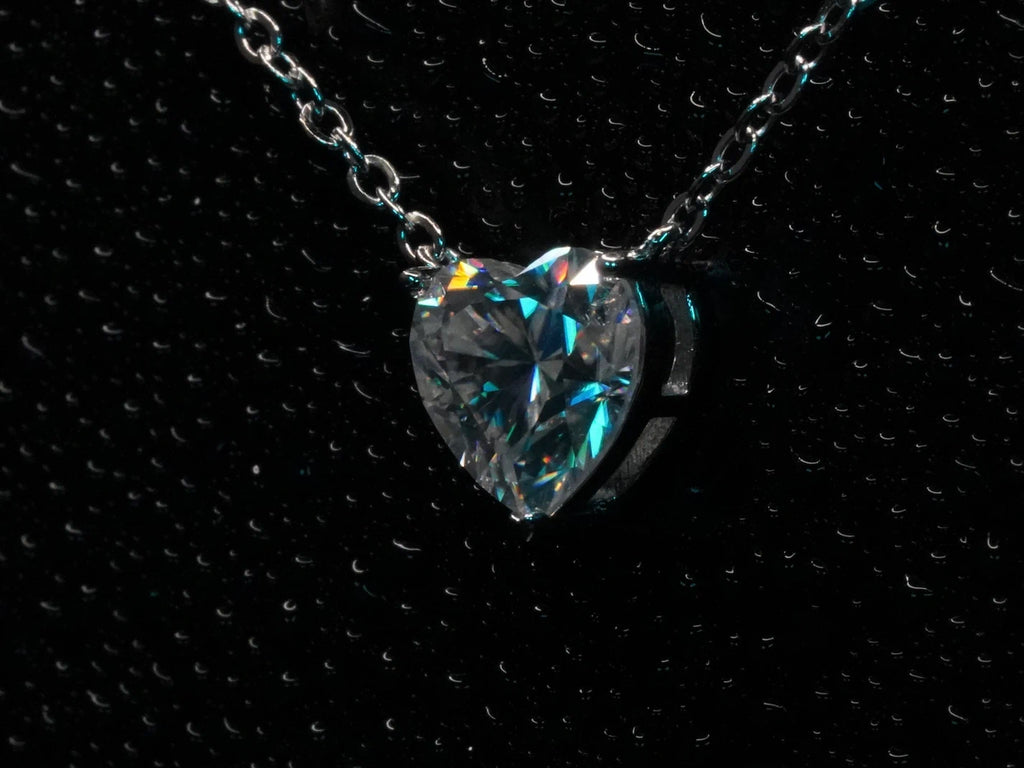 Moissanite Schmuck Kette mit Moissanite Schmuck Stein im Herzschliff an einer Silber kette mit Weißgold überzogen