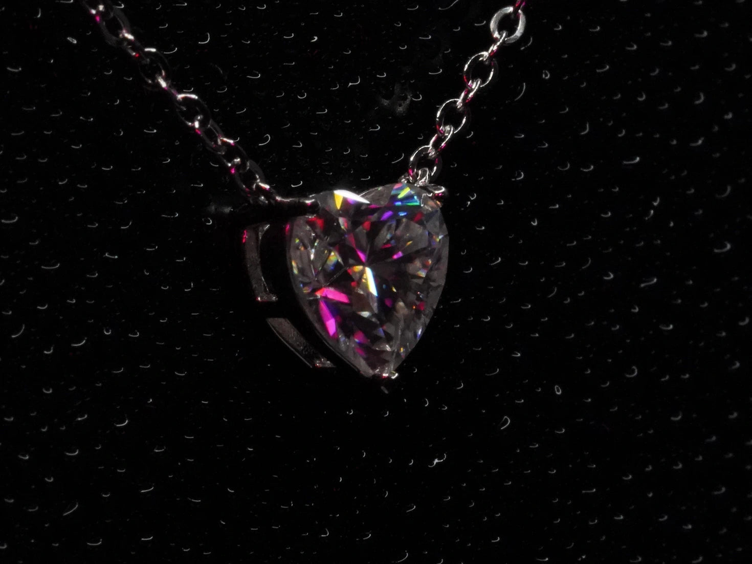 Moissanite Schmuck Kette mit Funkelndem Moissanite im Herz Schliff in Lila Licht