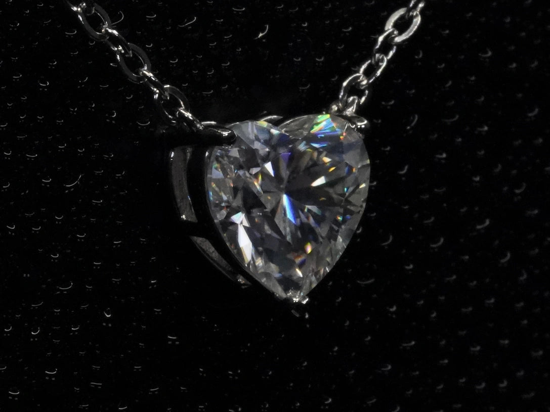 Seitliche Perspektive der Moissanit Herz-Halskette – elegante Verarbeitung - 925 Silber Kette