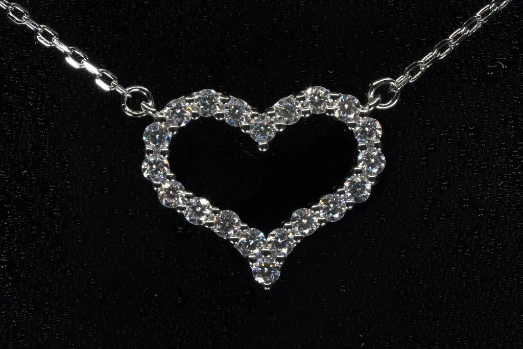 Moissanite-Herzkette mit 2 mm Steinen – frontal fotografiert, 925 Sterling Silber mit herzförmigem Brillantschliff-Anhänger für romantische Eleganz