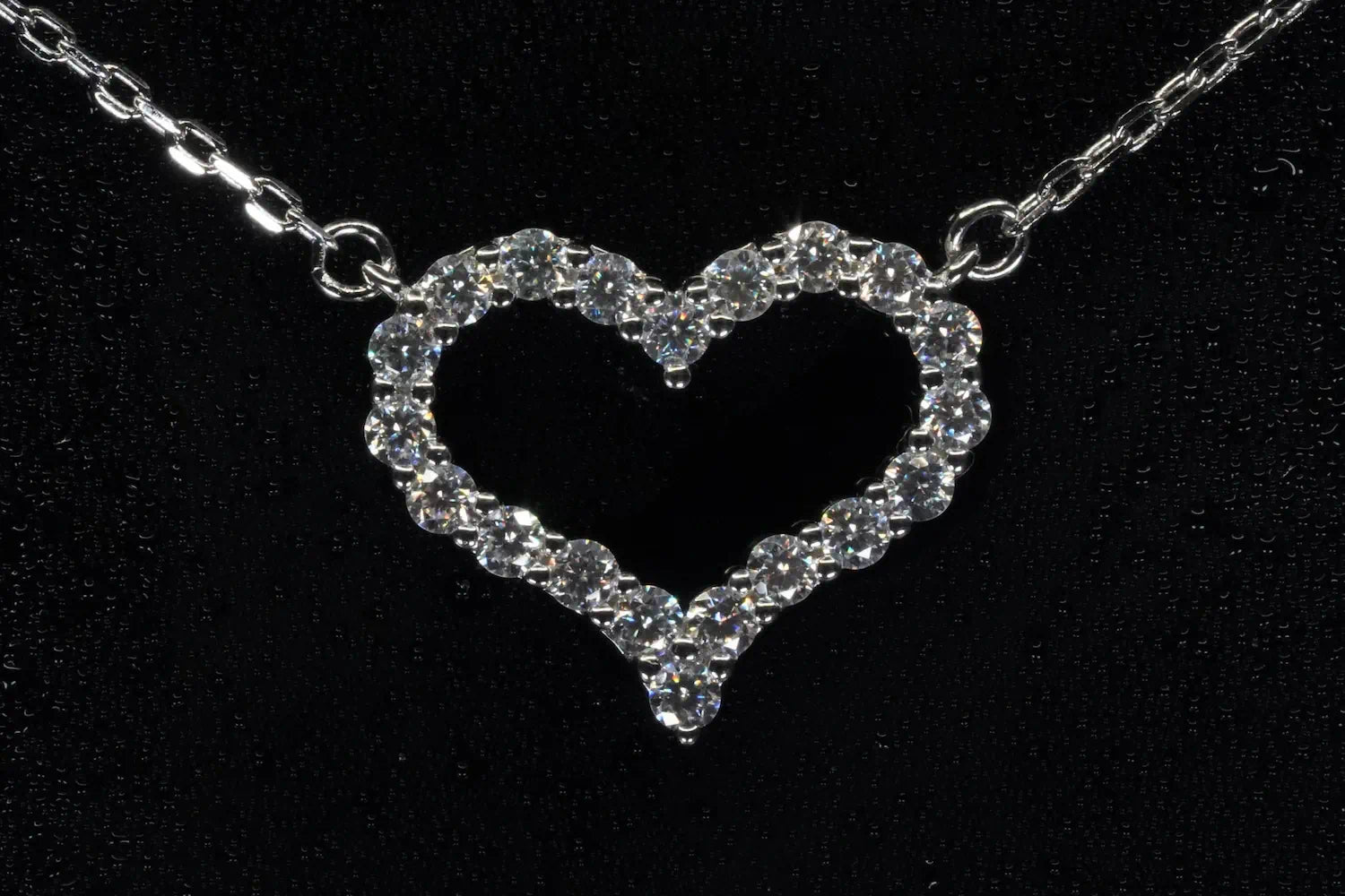 Moissanite-Herzkette mit 2 mm Steinen – frontal fotografiert, 925 Sterling Silber mit herzförmigem Brillantschliff-Anhänger für romantische Eleganz