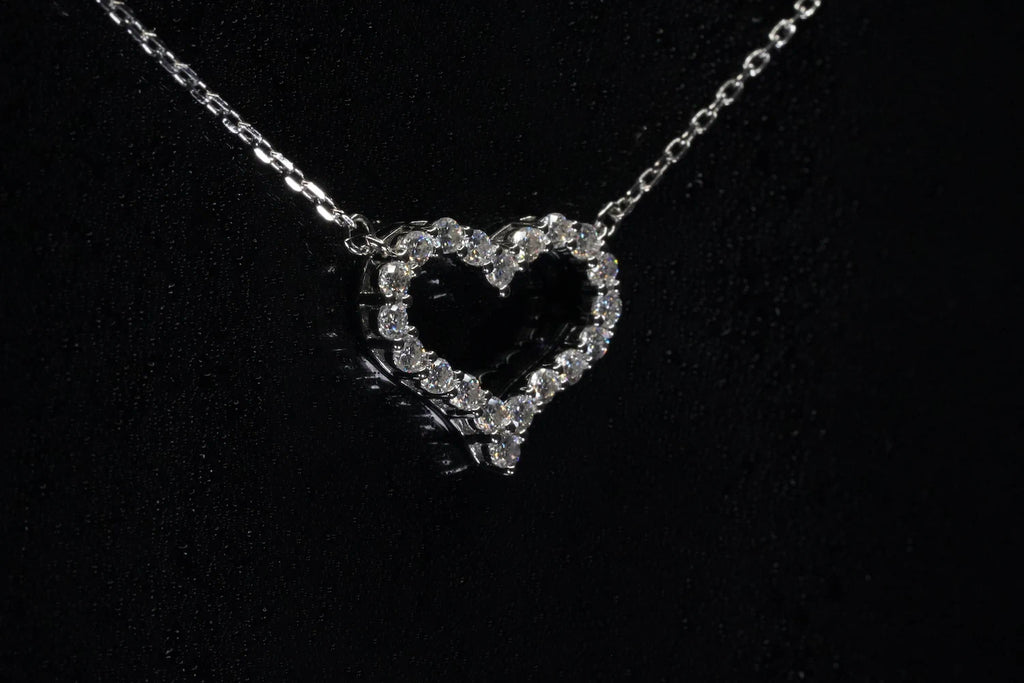 Seitliche Ansicht des Moissanite-Herzanhängers – zeigt feine Fassung, leicht gewölbte Form und präzise gesetzte 2 mm Moissanite in Silberfassung