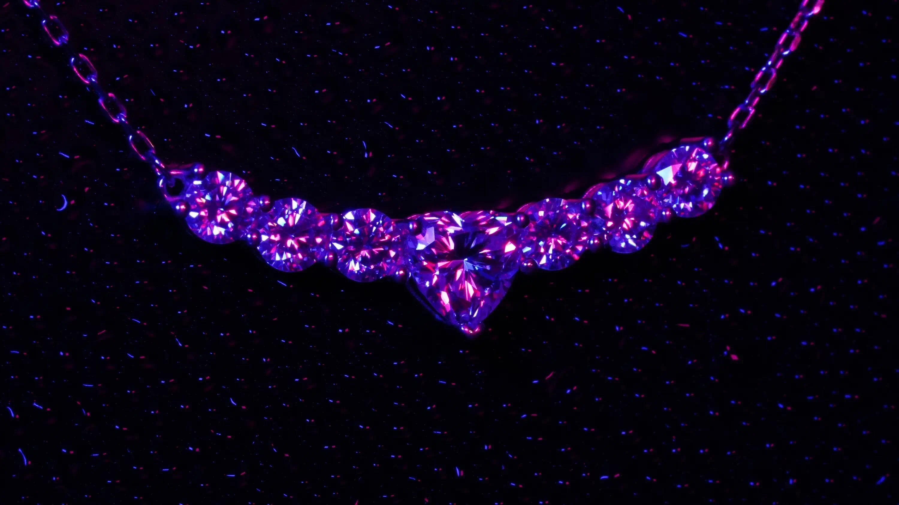 Strahlender Moissanite Anhänger mit Herz-Schliff Stein und Brillanten in Lila Licht